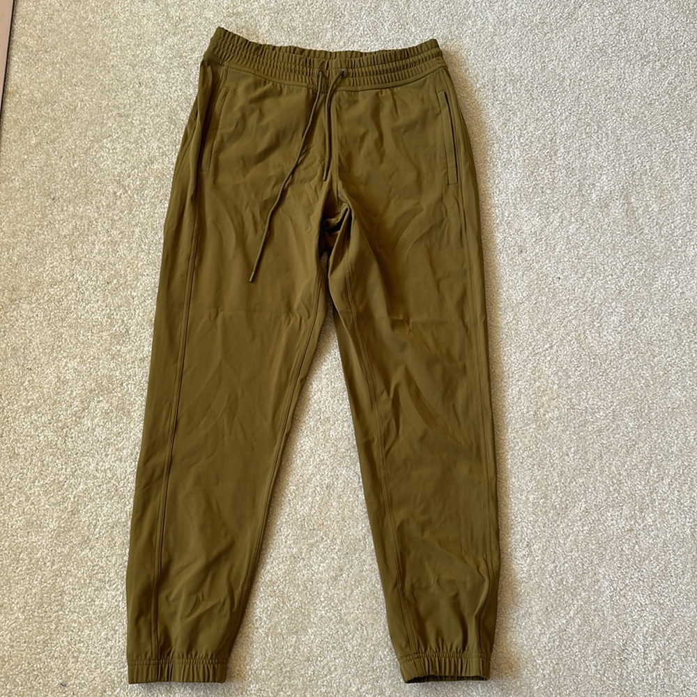 NWOT Aritzia TnAction TNASLICK WARM-UP JOGGER Ancient Olive Medium